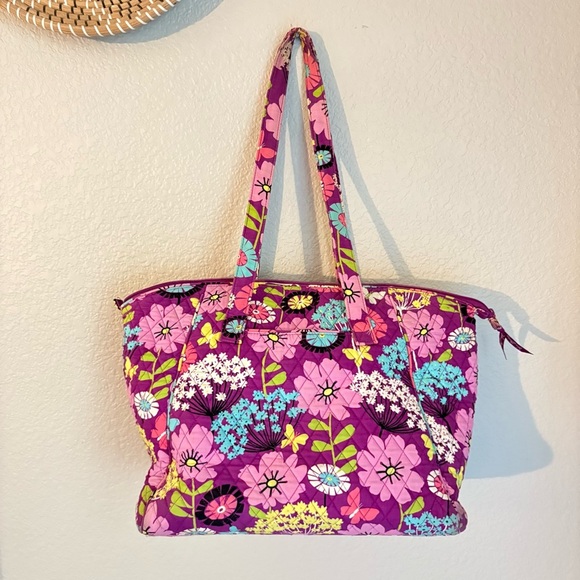 Retired Vera Bradley Vera Tote Bag In RARE Flutterby Pattern - Picture 1 of 11